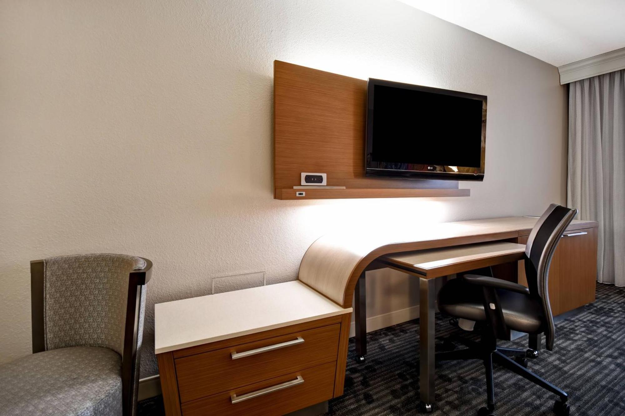 Courtyard Louisville Airport מראה חיצוני תמונה