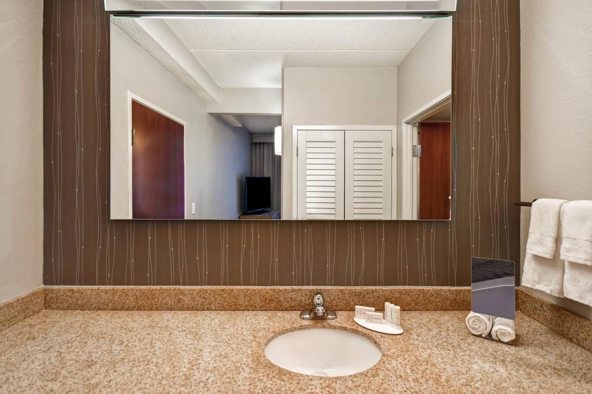 Courtyard Louisville Airport מראה חיצוני תמונה